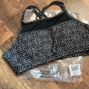 UV Skinz swimsuit top size 2XL black pattern